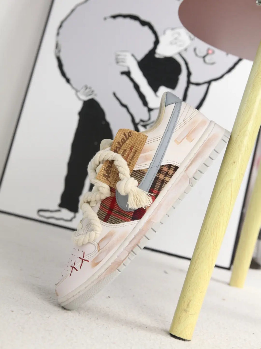 [Custom Men's style: red Scotland, white brown]  Dunk Skateboarding Shoes Men