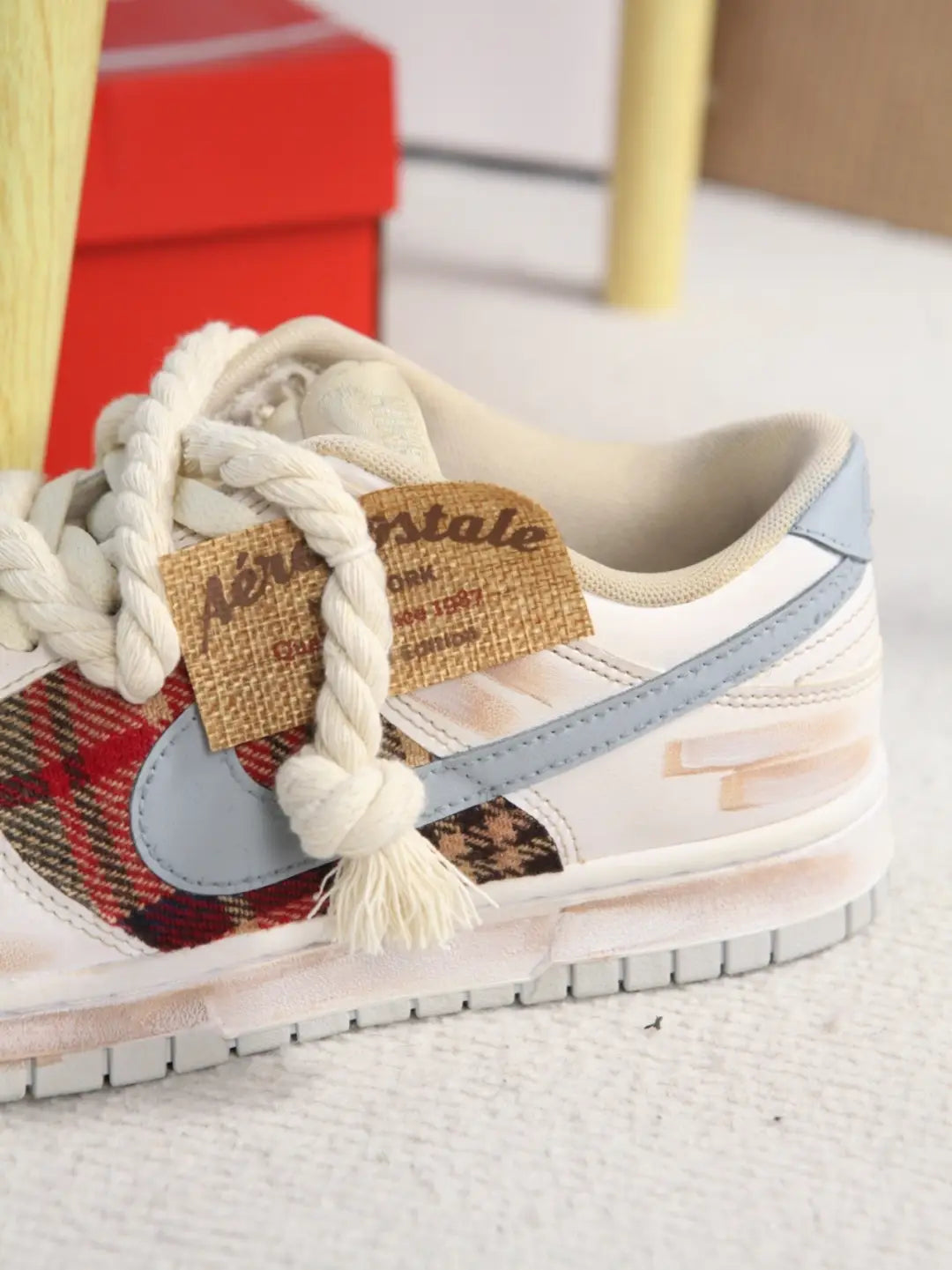 [Custom Men's style: red Scotland, white brown]  Dunk Skateboarding Shoes Men