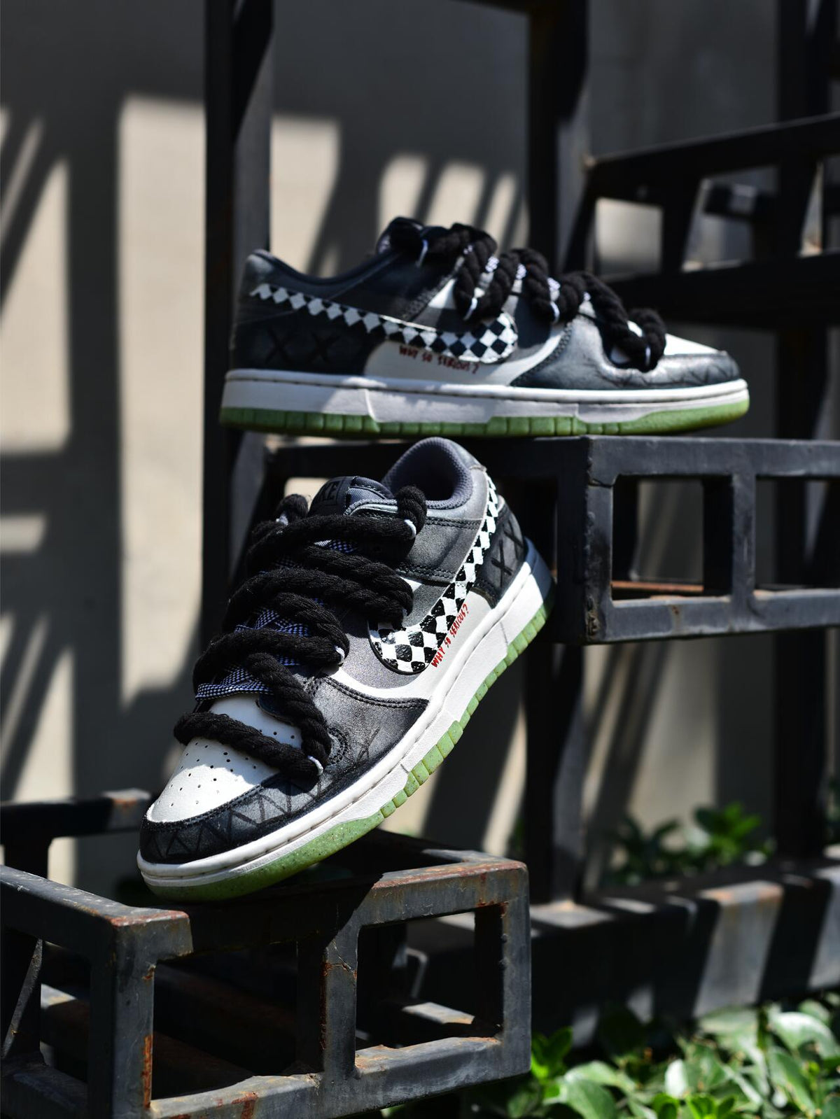 [Custom The male clown is in black, white and grey]  Dunk Skateboarding Shoes Men Low-top Black/White/Gray